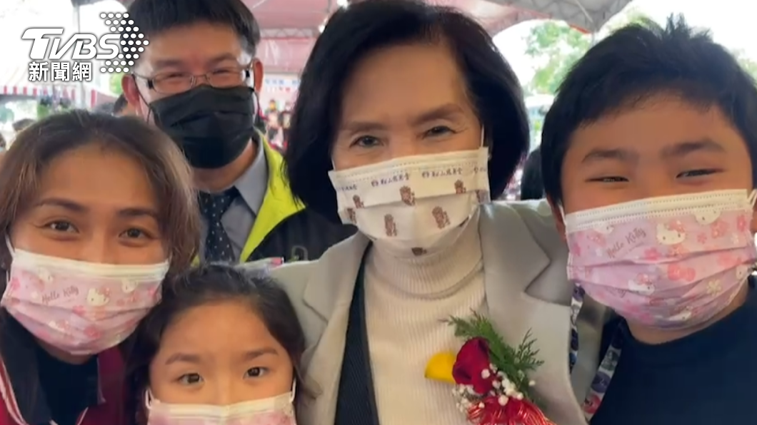 林姿妙開心與民眾合照。(圖/TVBS)