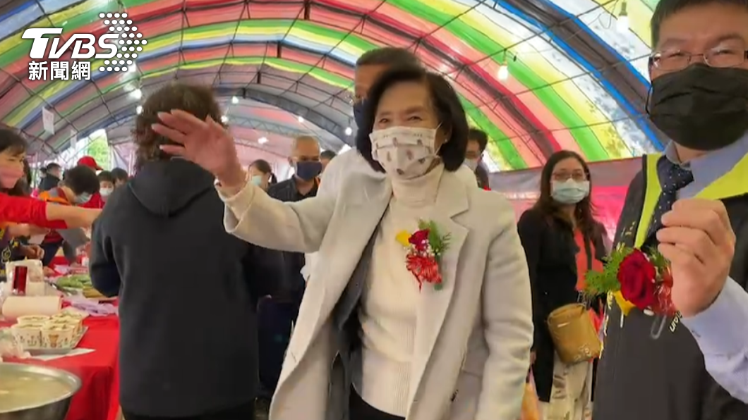 林姿妙親切地向民眾揮手致意。(圖/TVBS)