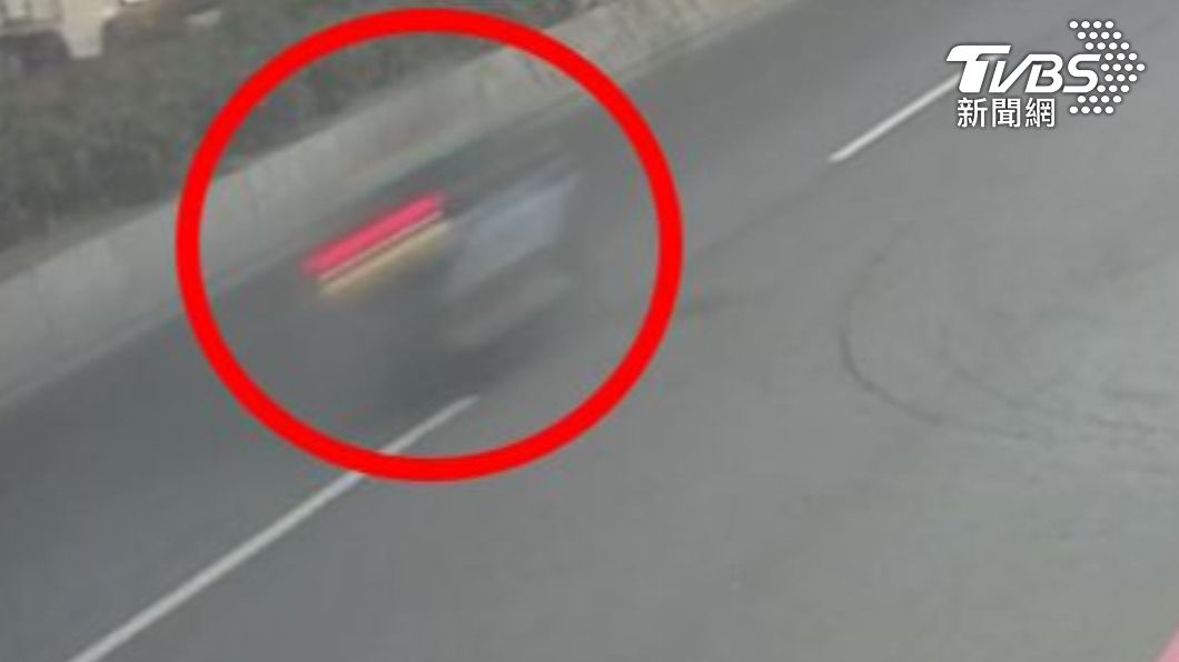 騎在內側車道，車速相當快。（圖／TVBS）