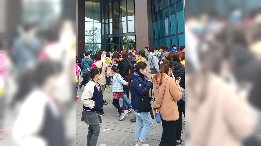 遠東百貨竹北店試營運第2天人潮依舊。(圖/翻攝自新竹爆料公社)