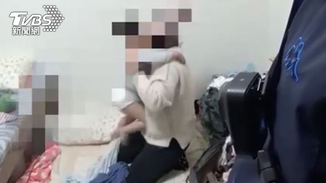 警方上門時母子倆才剛睡醒。（圖／TVBS）