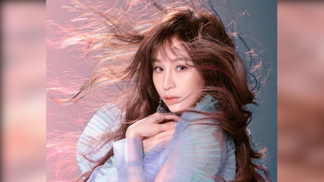 王心凌高雄演唱會籲戴口罩 不忘當紅娘助歌迷求婚