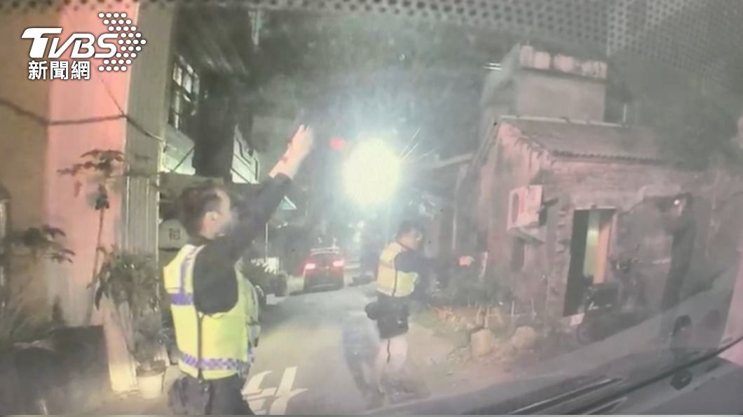 員警將李男圍在民宅空地內。(圖/TVBS)