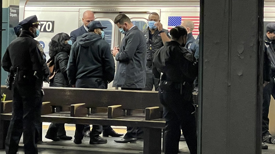 警方在現場蒐集目擊者說法。(圖/翻攝自《New York Post》)