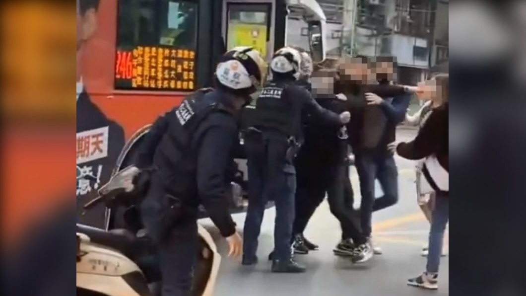 酒客上計程車動作慢!擋路被公車司機按喇叭 竟衝上車叫囂