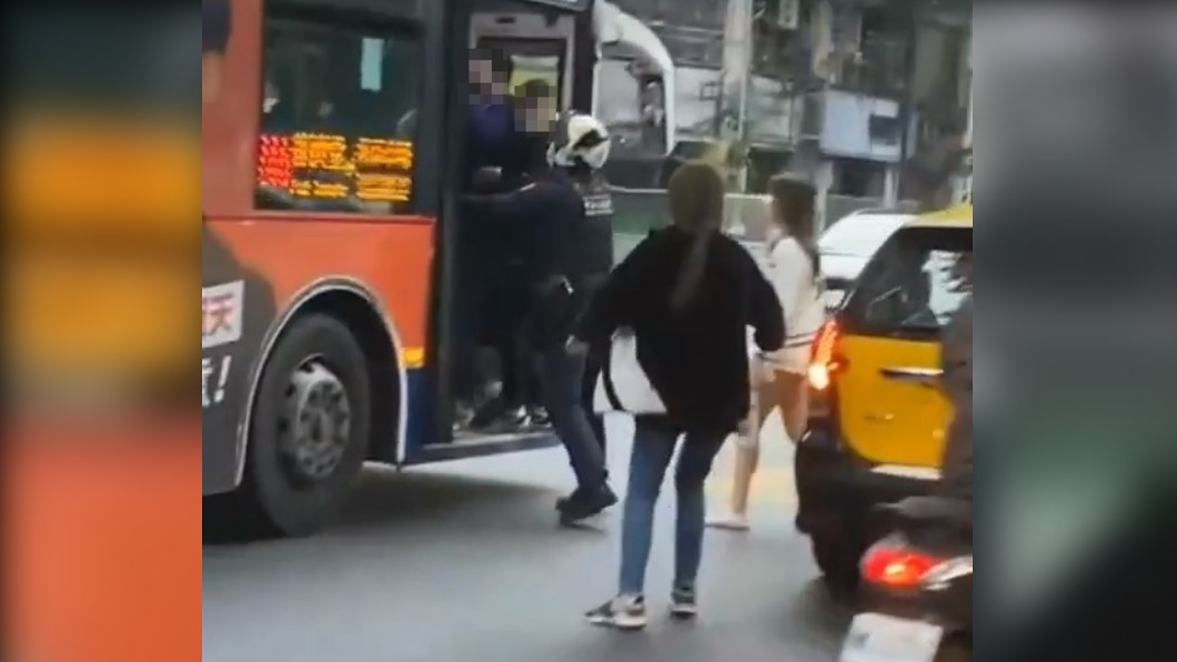 警方將公車上的酒客拉下來。(圖/翻攝記者爆料網)