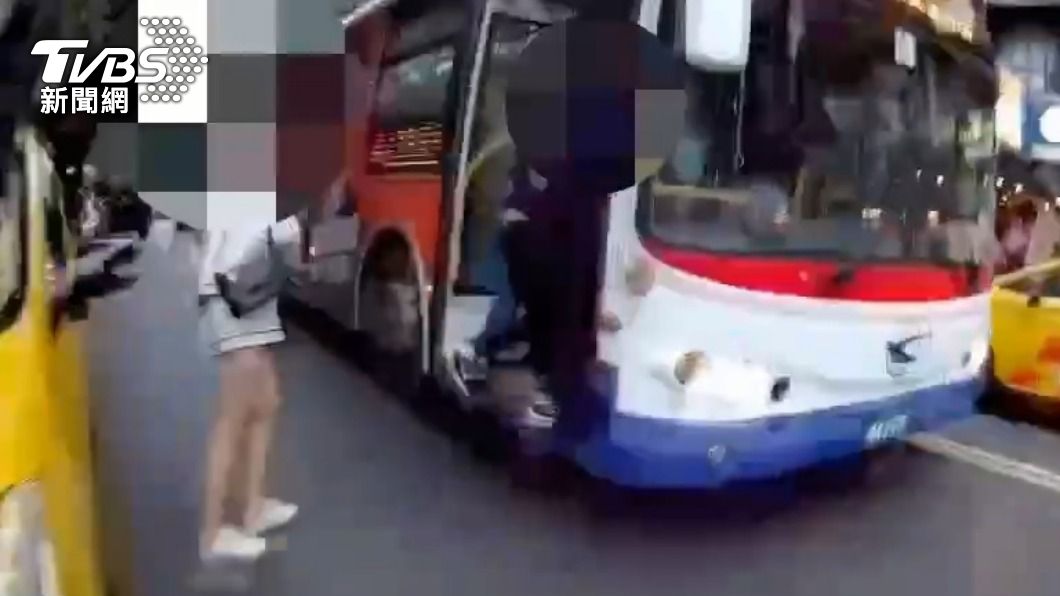 警方到場時一群酒客已經衝上公車。(圖/TVBS)