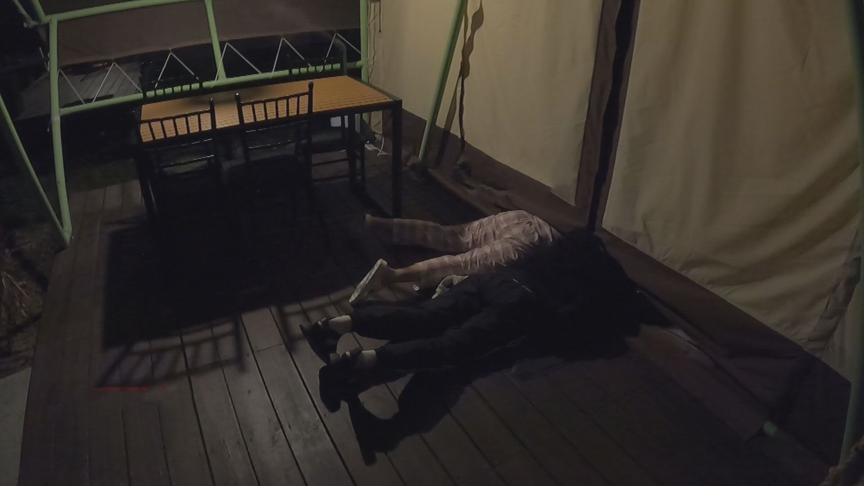 峮峮和蔡黃汝突襲林莎香閨。(圖/中視提供)