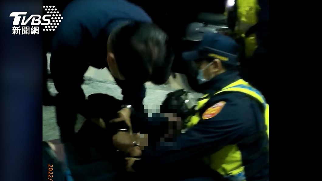 丁男最後遭警方合力壓制。(圖/TVBS)