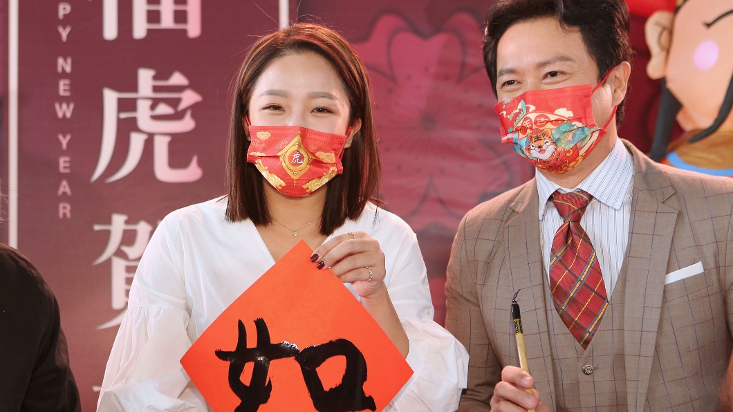 賴慧如寫到名字「如」字,直呼是很棒的體驗。(圖/民視提供)