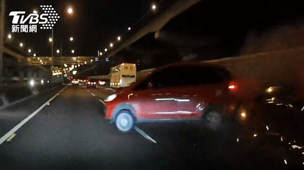有片/生死一瞬間!國道上遭追撞整車失控 2人「這動作」保命