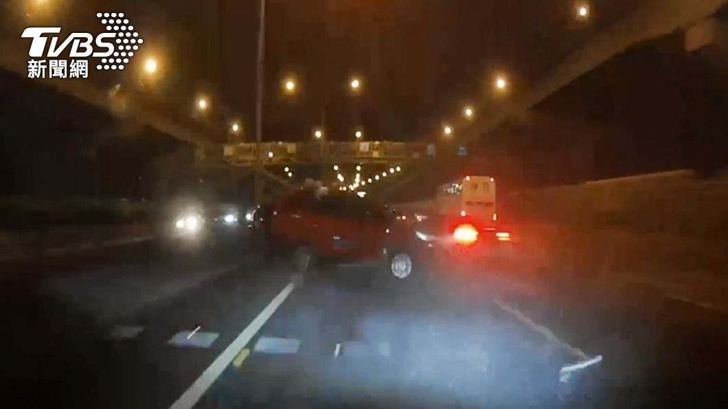 撞擊後紅車失控翻轉。(圖/TVBS)