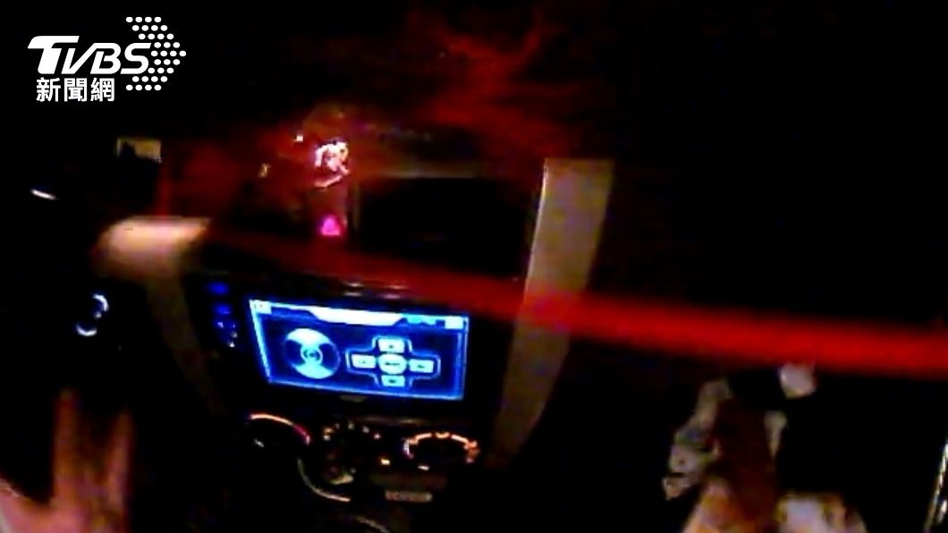 紅車上的行車紀錄器都掉下來。(圖/TVBS)