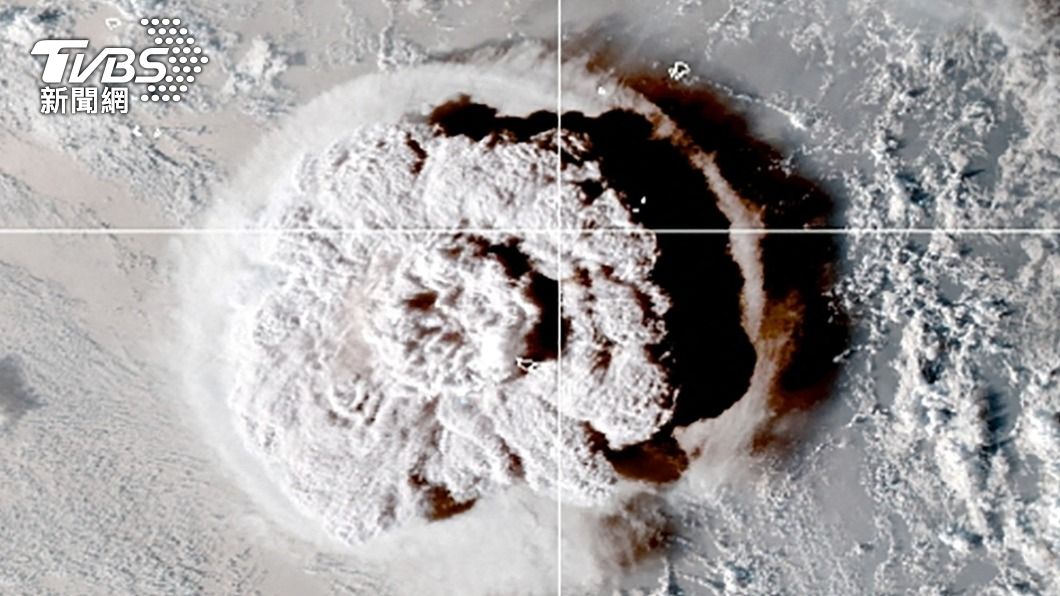 衛星圖拍下火山爆發噴出的巨大蕈狀雲。(圖/達志影像美聯社)