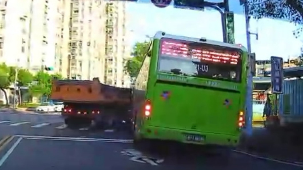 砂石車要右轉!駕駛神預言「砰砰」下一秒果真「GG斯密達」