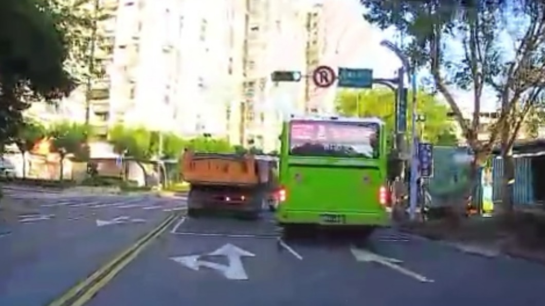 2車在路口交會。（圖／翻攝記者爆料網）