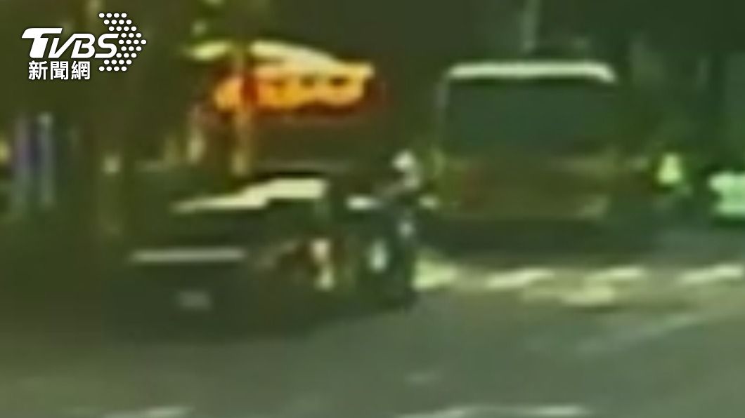 砂石車右轉時和公車碰撞。（圖／翻攝記者爆料網）