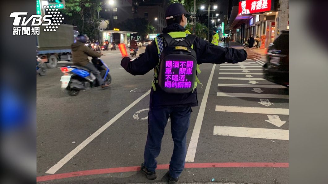 吸睛創意！警察「螢火蟲」路口疏導交通　提醒「勿酒駕」