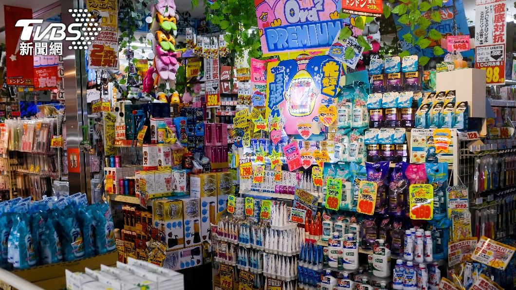 日本知名零售店唐吉軻德店內充滿精美手寫標語。(示意圖/shutterstock 達志影像)
