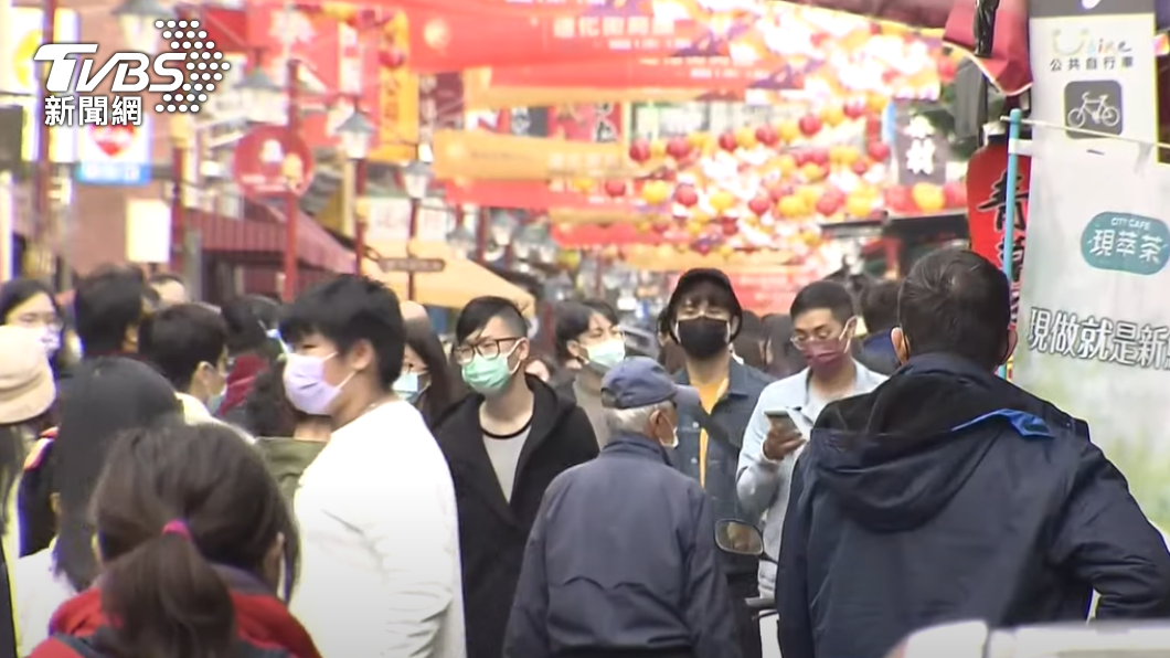 台北市迪化街年貨大街開賣,吸引不少人前往。(圖/TVBS)