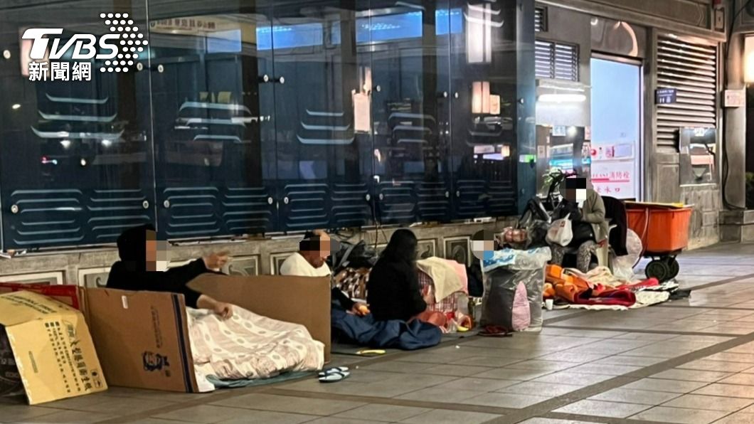 怎麼過年對街友已經不重要，解決三餐溫飽才是當務之急。（圖／TVBS）