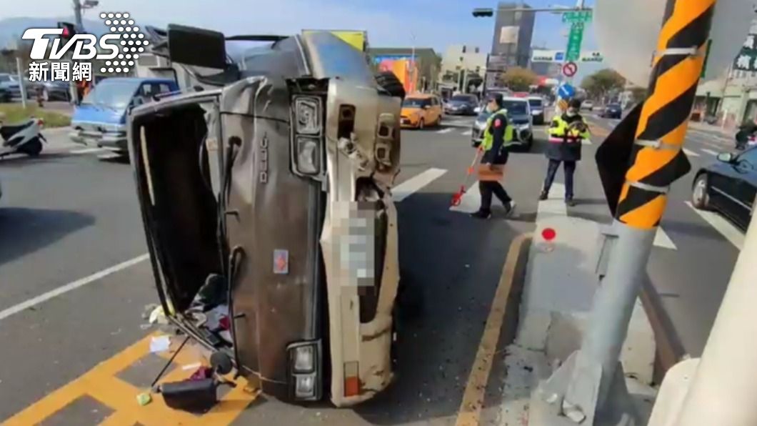 疑血糖低!7旬翁自撞分隔島 廂型車側翻路中央
