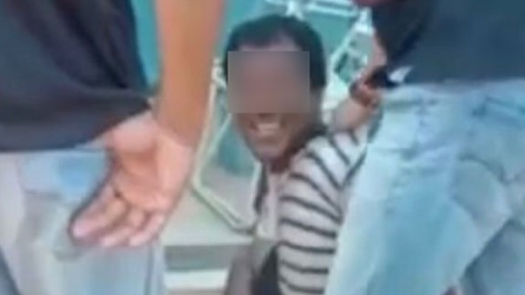 嫌犯被捕還露出詭異笑容。(圖/翻攝自馬來西亞中國報)