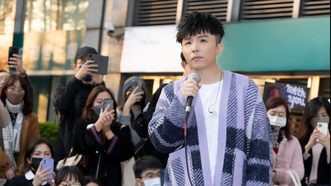 小宇失誤「忘詞變即興」超強 快閃信義區吸台南粉專程來