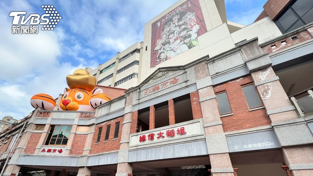 永樂市場可見招財福虎巨型氣球裝置,增添過年氣息。(圖/TVBS)