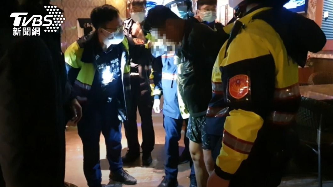 醉男發酒瘋!卡啦OK店脫褲狂奔 友竟開直播控警找碴
