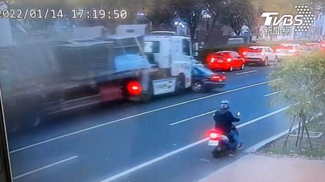 恐怖死角!曳引車變車道沒注意 轎車遭拖行50公尺