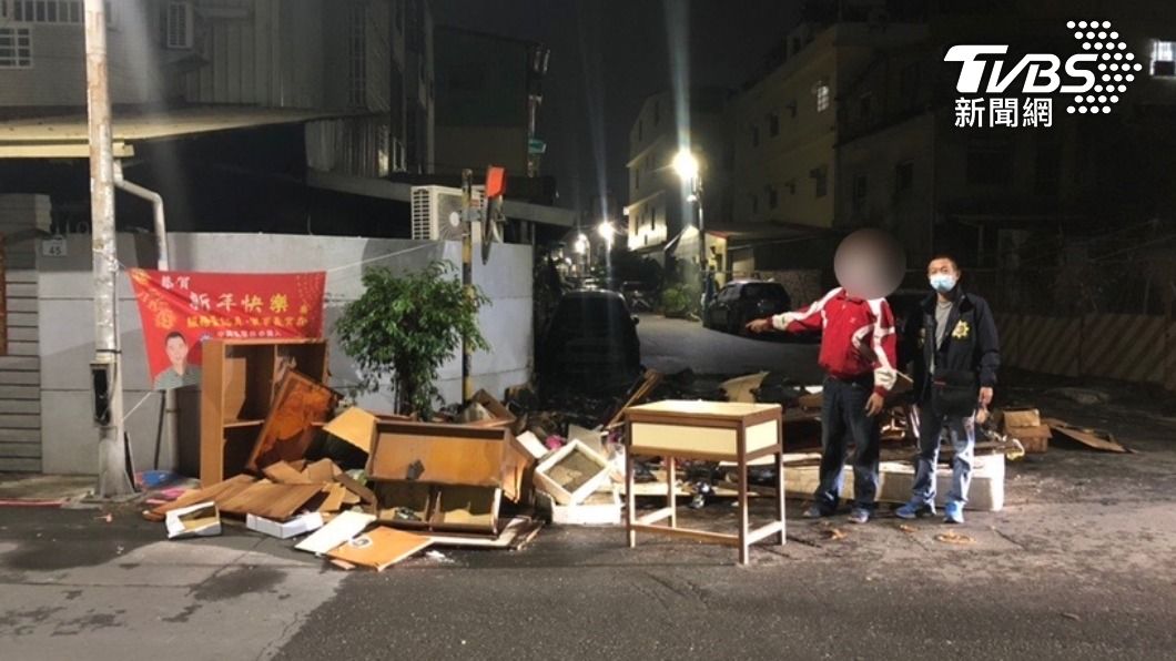 陳嫌供稱,不滿廢棄家俱阻礙交通而縱火。(圖/TVBS)