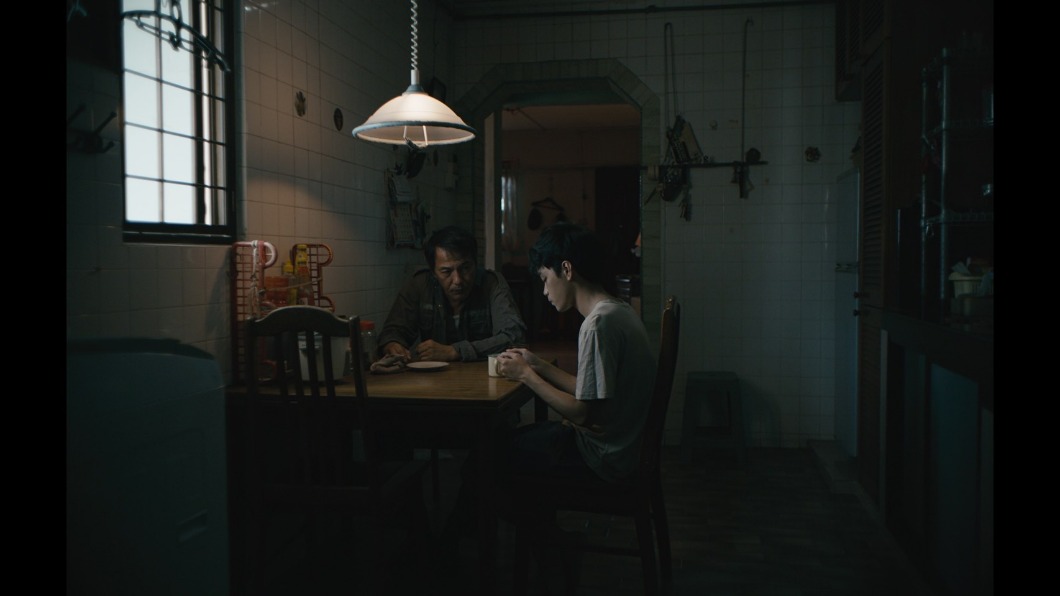 《明天比昨天長久》由戴立忍與新加坡素人演員陳嘉良(圖右)飾演父子。(圖/飛望影像提供)