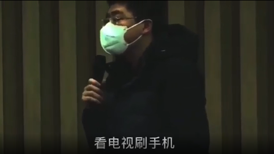 西安廣播電視台記者問居民封城滑手機肩頸痛該如何解決。(圖/翻攝自微博)