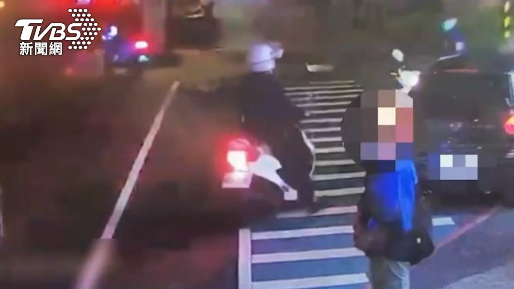 警方獲報趕到。(圖/TVBS)
