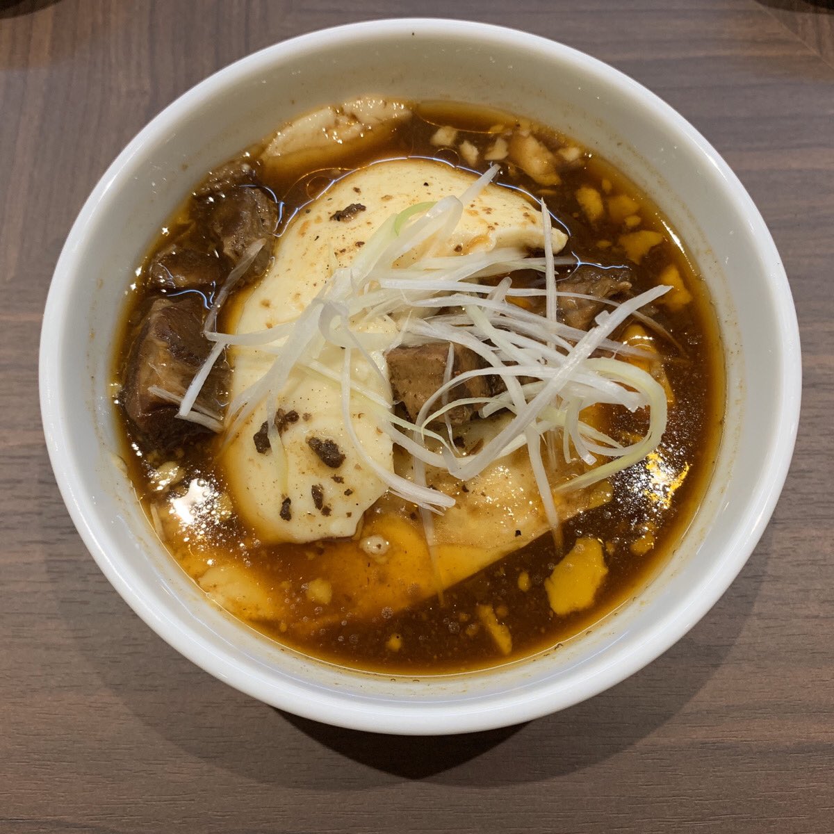 日本春水堂的麻辣豆花,吃起來有類似於豆腐般的綿密口感。(圖/翻攝自推特)