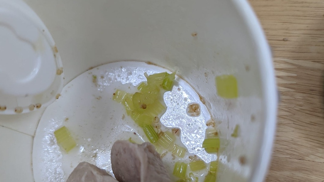 貢丸湯「炸滿白點」他驚:都是蟲!外送員出面揭暗黑內幕