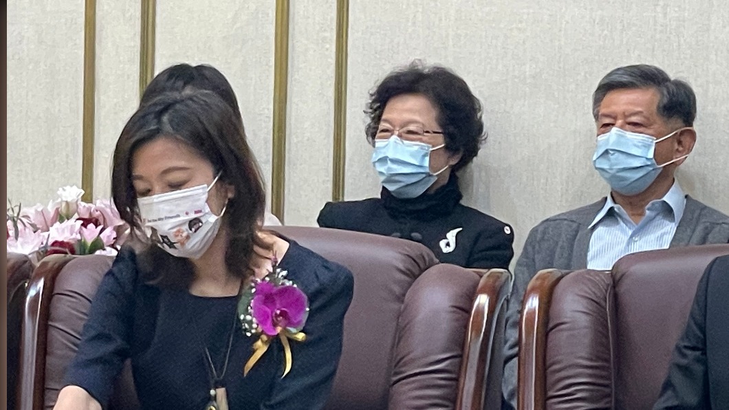 林靜儀立院宣誓就職　「感謝家人體諒我一直亂改行」
