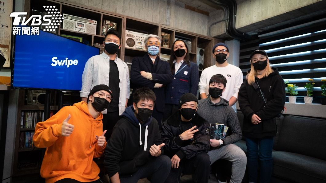 行政院數位政委唐鳳與共同創辦人及團隊合影。（圖／SWIPE提供）