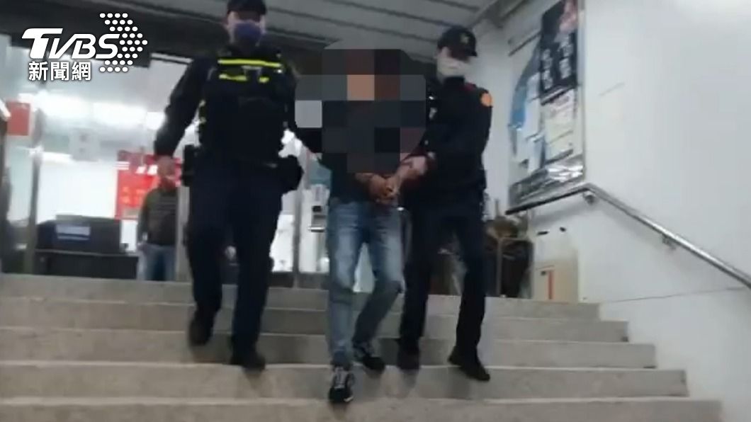 男子被查出是通緝犯遭上銬。(圖/TVBS)