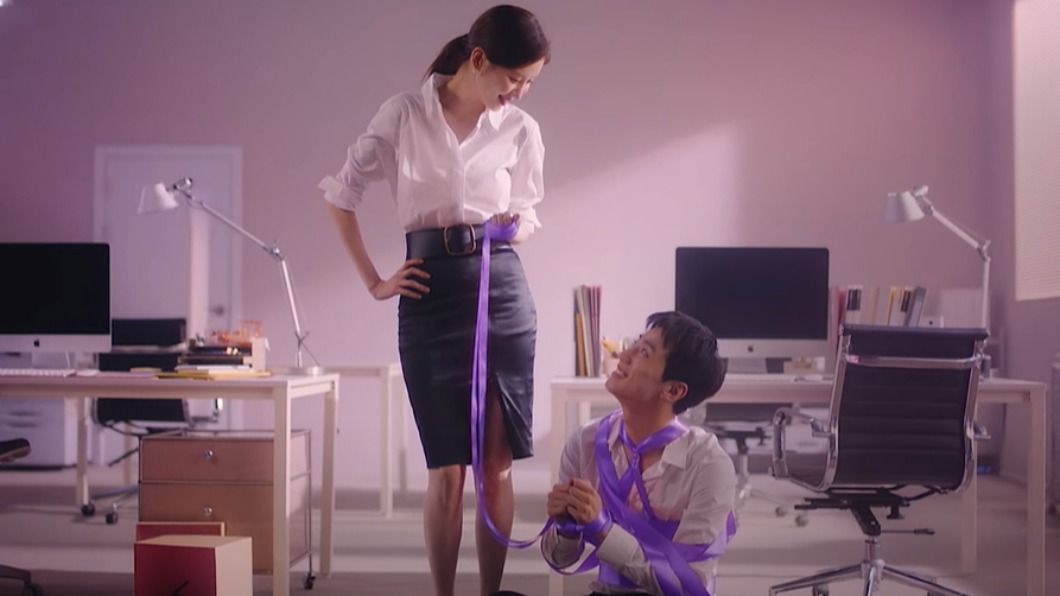 徐玄(左)與李濬榮在《解禁男女》中合作。(圖/翻攝自YouTube)