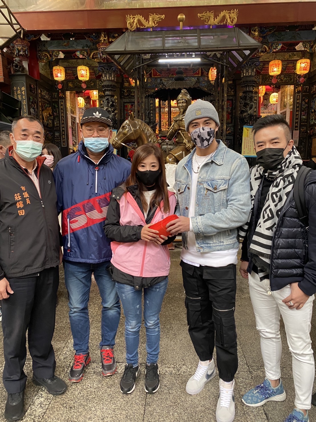 祝釩剛寒冬送暖發放物資給弱勢族群。(圖/天篷曜界提供)