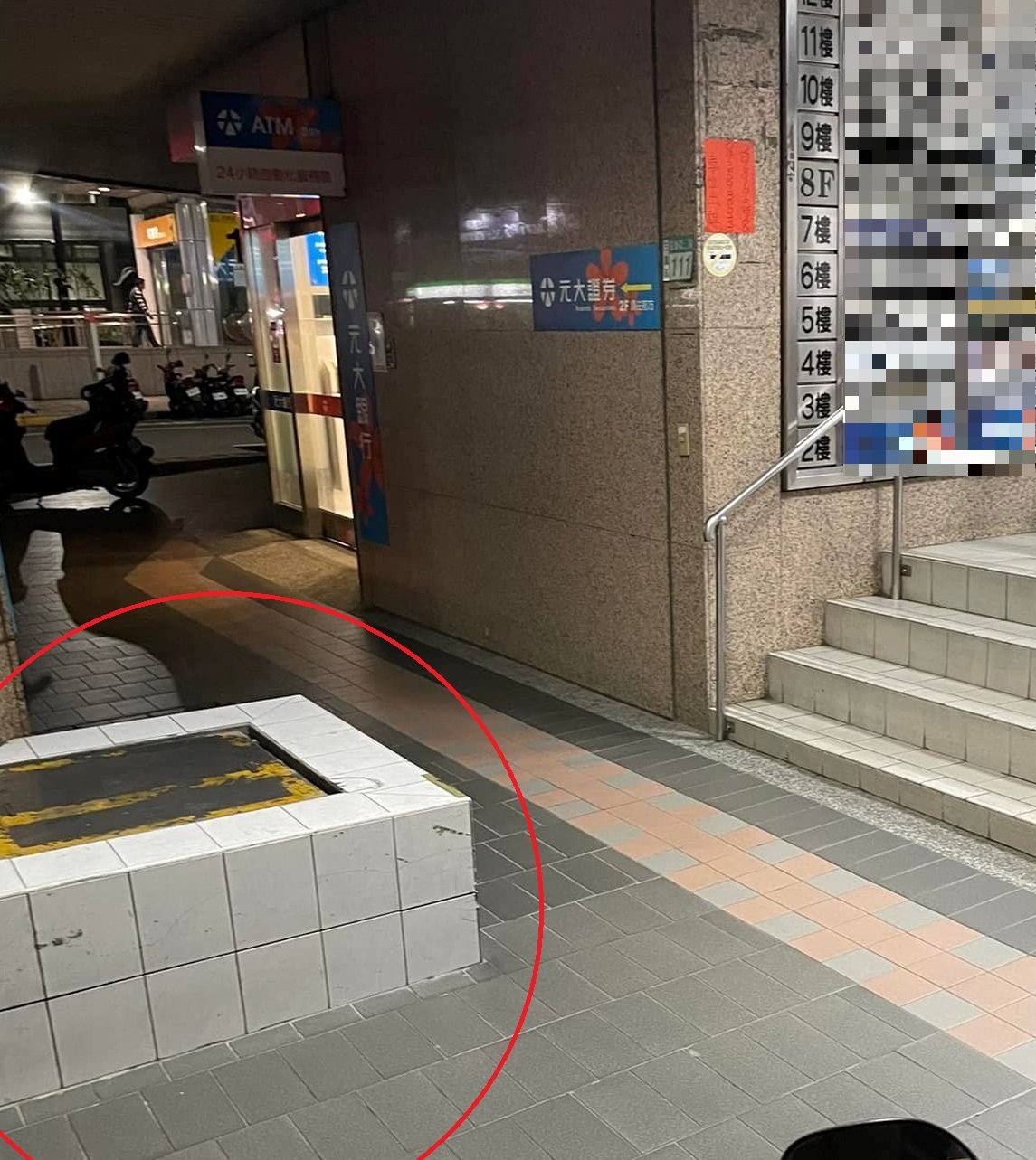 網友好奇左下角的設施是什麼。(圖/翻攝自「爆系知識家」)