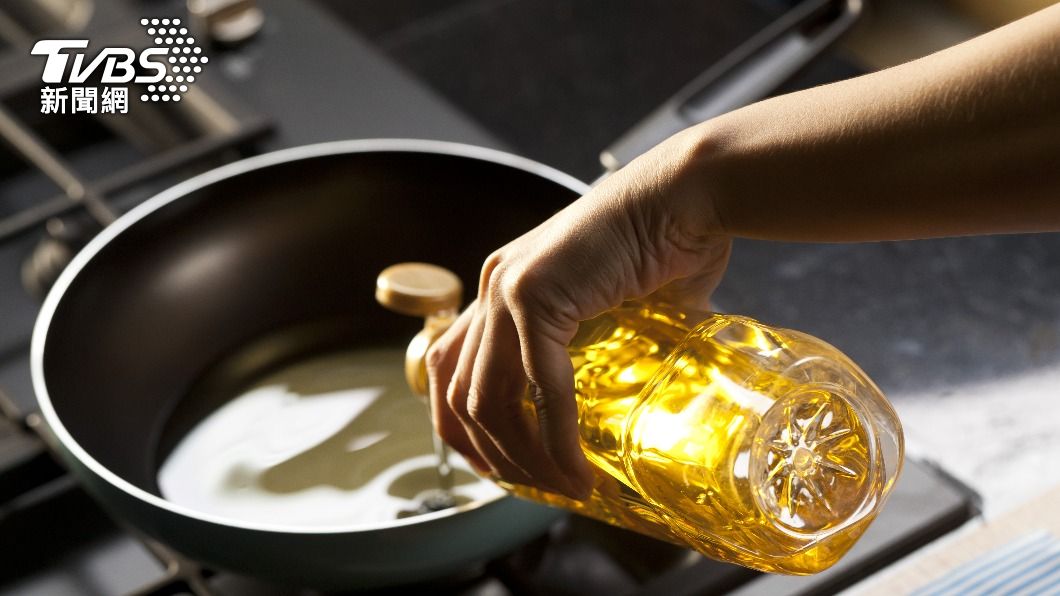 眾多網友一面倒推薦送「油」最實用。（示意圖／shutterstock達志影像）