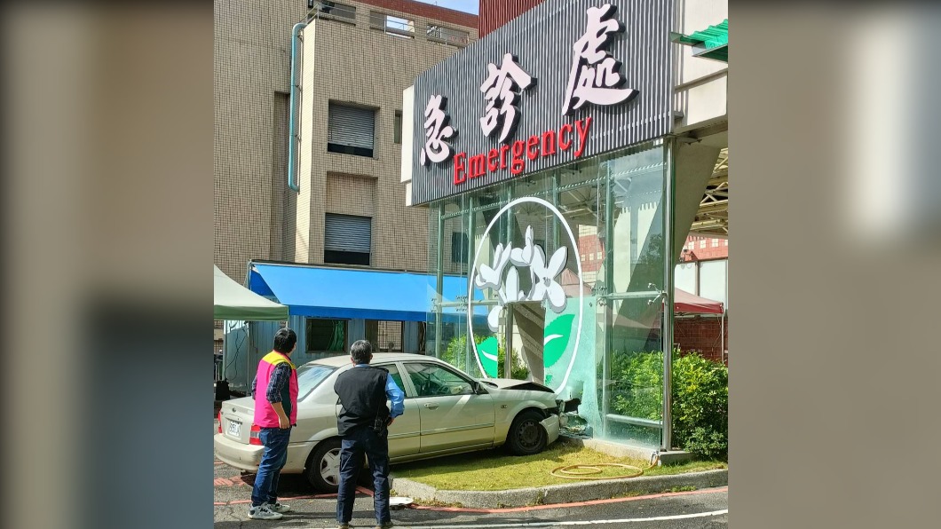砰！7旬翁疑誤踩油門　撞破台中醫院急診室玻璃門