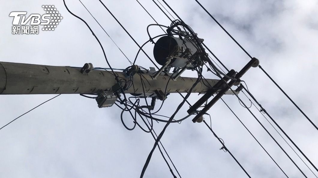 松鼠亂咬電線，造成電線垂落路面害騎士慘摔。（圖／警方提供）