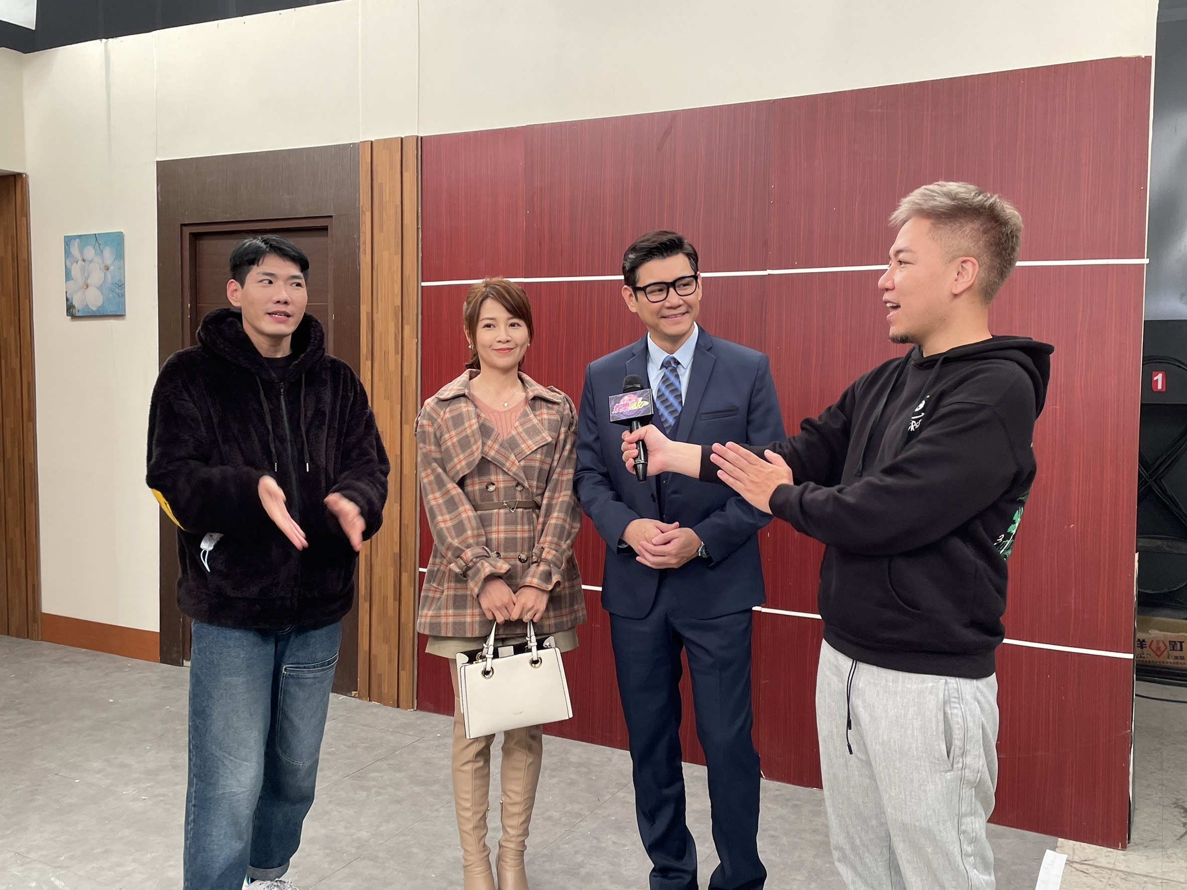 《娛樂超skr》直擊《黃金歲月》棚內訪問謝京穎及陳熙鋒。(圖/民視提供)