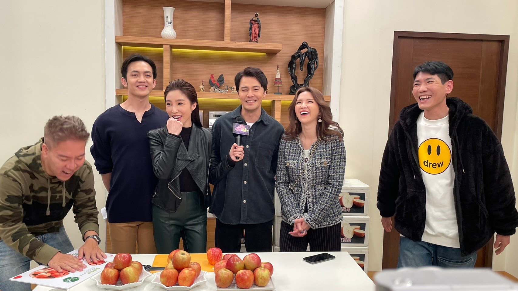 主持人小路、阿甘探班訪問《黃金歲月》演員群,眾人笑到翻。(圖/民視提供)