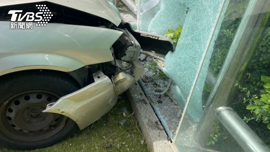 廖男撞破台中醫院急診室玻璃門。(圖/警方提供)