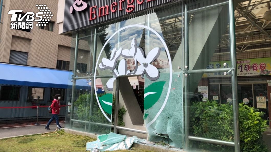 廖男撞破台中醫院急診室玻璃門。(圖/警方提供)